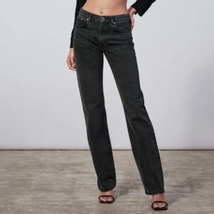 Zara mid rise straight jeans  - Zara mid rise straight jeans i mörkgrå. Bra skick!