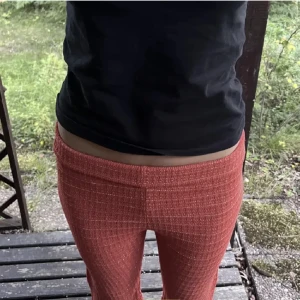 Röda byxor - Säljer dessa coola röda byxor som jag köpte här på plick (Lånade bilder)❤️🙌