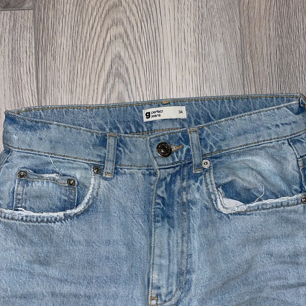 Straight leg jeans från gina tricot i storlek 34 men passar även dem som bär storlek 36. Väldigt fina ljus blåa jeans som jag älskar!!!💞. Jeans & Byxor.