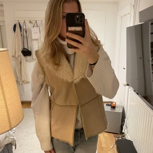 Pälsväst - Fin fuskpälsväst med mocka liknande material