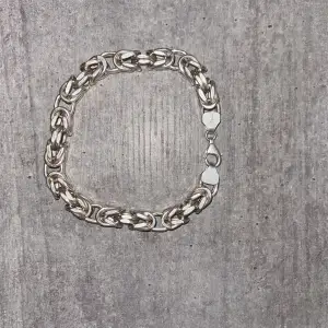 Hej, jag säljer nu mitt silver 925 kejsar armband. Jag fick den i present och tänkte sälja den då jag är intresserad av ett annat armband. Vid frågor är det bara att meddela! Kvittot finns! Storlek: 7mm bred 22 cm lång.