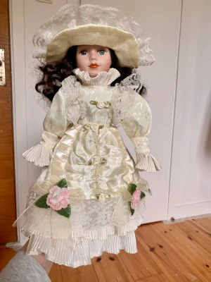 Porslinsdocka  - Supersöt porslinsdocka med kläder som kan tas av och tvättas om det behövs. Kom gärna med frågor och prisförslag 💕( har även fler till salu ) 