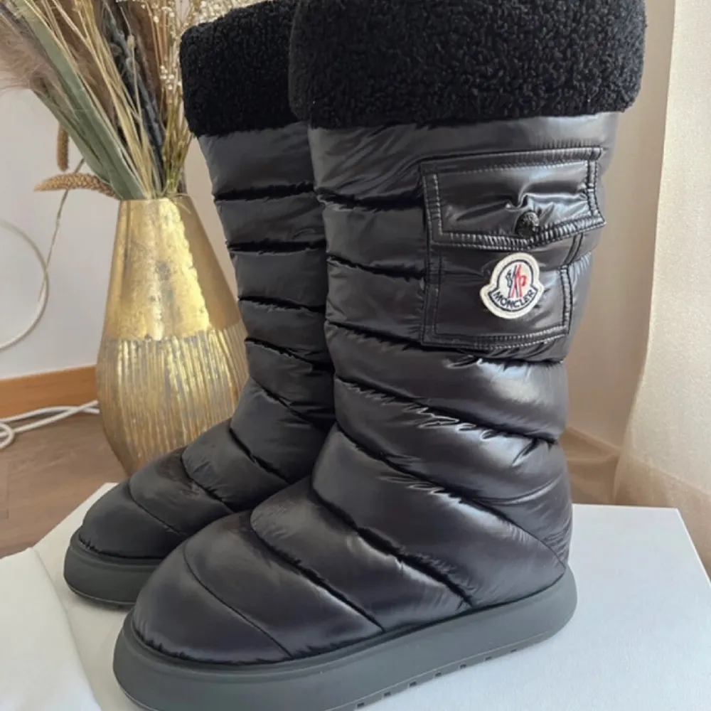 SÖKER moncler Snowboots! Kontakta mig om du har till salu i storlek 39 🙏. Skor.