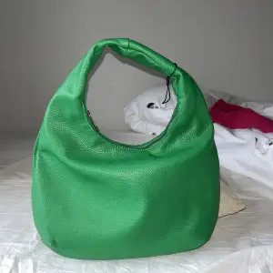 En jättefin grön väska som passar perfekt som fest-väska! Aldrig använd eftersom jag fick en liknande i present. 