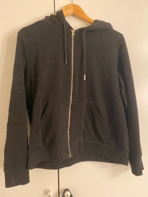 Kläder - Svart tröja med dragkedja strl M = nypris 199 mitt pris 100  Grå tröja i strl L = nypris 150 mitt pris 100  Röda pyjamasbyxor i strl M = nypris 399 mitt 200