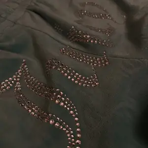 Turkosa Juicy couture shorts. Fint skick och alla stenar sitter kvar.  Har ett likadant linne och dom kan säljas till paketpris. 