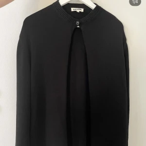 Djerf Avenue Kofta - OBS SÄLJER PÅ @feliciassgarderob PÅ INSTA!!  Nyskick! Passar S-L