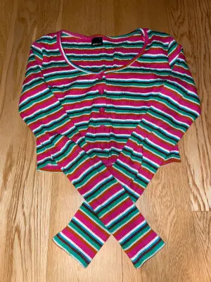Regnbågig långärmad croppd tröja från Gina tricot. Väldigt bekvämt material med knapp detaljer. Mycket bra skick.