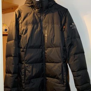 Sail Racing jacka till salu!  - Säljer en helt ny Sail Racing damjacka i storlek L, köpt på Stadium förra vintern för närmare 4tusen. Inte använd pågrund av fel storlek. Håller en varm inför vintern och har många fickor. Pris kan diskuteras! 