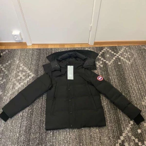 Canada goose jacka  - Passa på till vintern  Helt ny jacka  Storlek S skulle passa M   Det är fel tillverkning i den hör av dig för bild för det.Checka in profilen finns mycket annat för bra priser