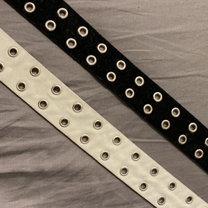 Sammetsskärp - Säljer båda för 100kr eller 50kr styck.  Båda är 100cm. Säljer då jag trodde att de va läderskärp men det svarta och det vita är i tyg!!