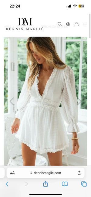 Dennis Maglic klänning - Dennis Maglic klänning, endast använd en gång så i bra skick, perfekt till student eller liknande, nypris 900kr