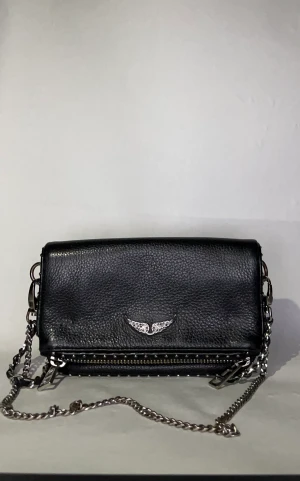 Zadig väska - Superfin svart zadig voltaire väska i fint skick. Sälj pga ej används tyvärr. Pris kan diskuteras 