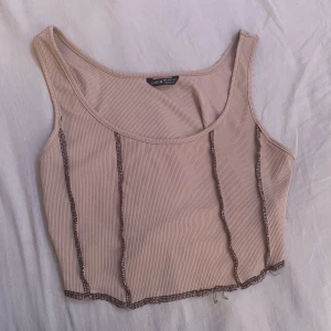 Beige ribbad top - En snygg beige ribbad top. Aldrig använt.