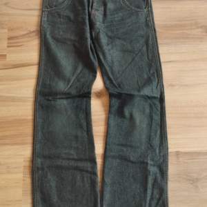 Ett par gamla vintage Wrangler jeans med skön fade och bootcut passform i storlek 32/32 skriv om ni har eventuella frågor 