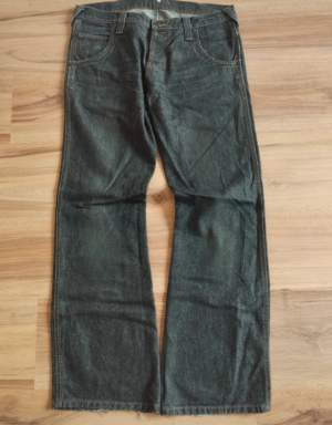 Ett par gamla vintage Wrangler jeans med skön fade och bootcut passform i storlek 32/32 skriv om ni har eventuella frågor 