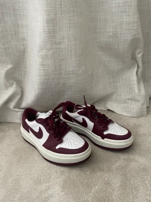 Jordan 1 elevate nyskick - Köpt för nått år sen men inte kommit till användning. Storlek 36,5!