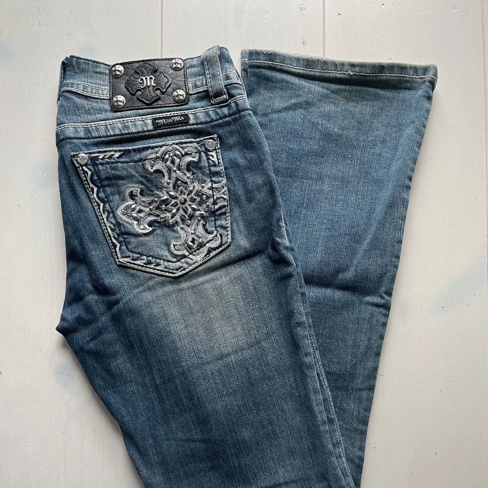 Jättesnygga miss me jeans i bra skick! Dem är lågmidjade, bootcut och långa i benen! 🌱 Måste tyvärr sälja för att dem är för små för mig :’(     Midja: 76cm Innerben: 84 cm. Jeans & Byxor.