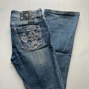 Jättesnygga miss me jeans i bra skick! Dem är lågmidjade, bootcut och långa i benen! 🌱 Måste tyvärr sälja för att dem är för små för mig :’(     Midja: 76cm Innerben: 84 cm