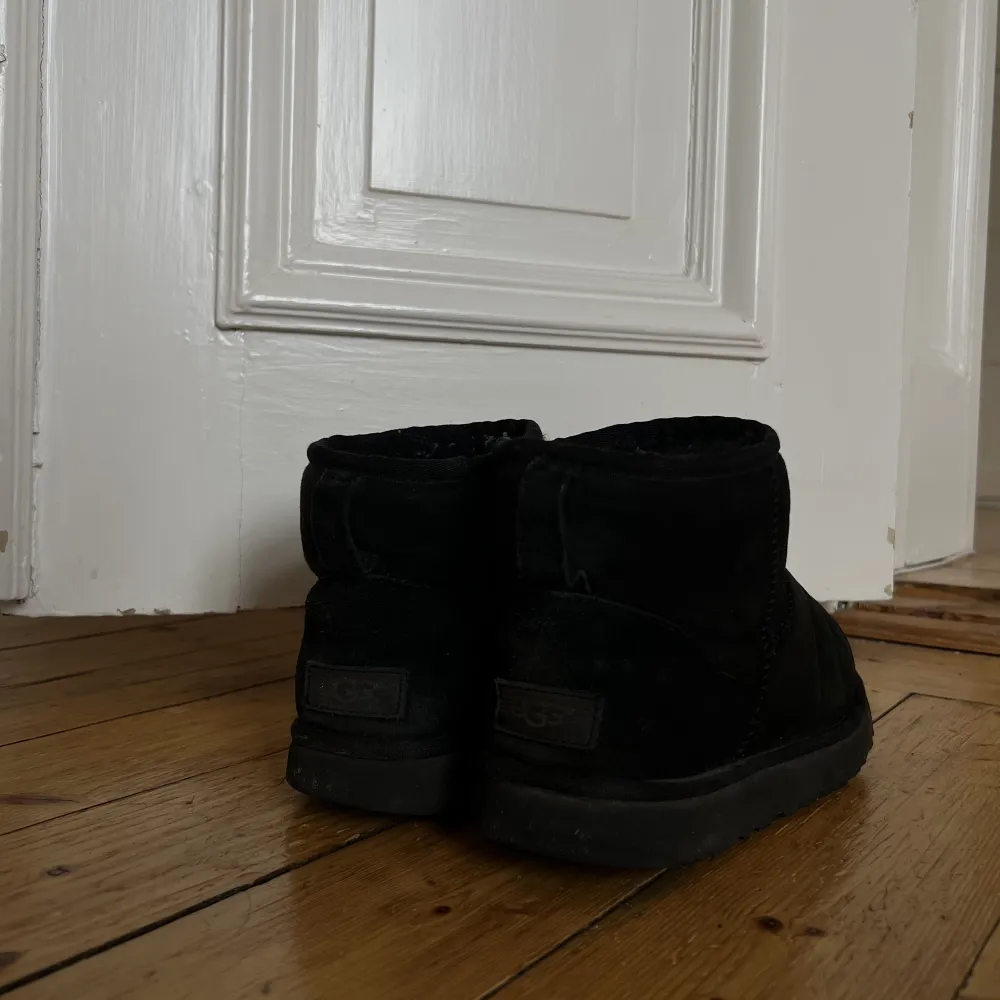 Svarta uggs i storlek 38  . Skor.