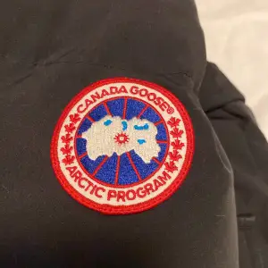 Säljer min fina Canada Goose Emory i storlek XS. Endast använd en vinter och har sedan legat i garderoben i några år. Finns tecken på användning men skulle ändå säga att skicket är 7/10.  För mer bilder eller information skicka ett meddelande! 