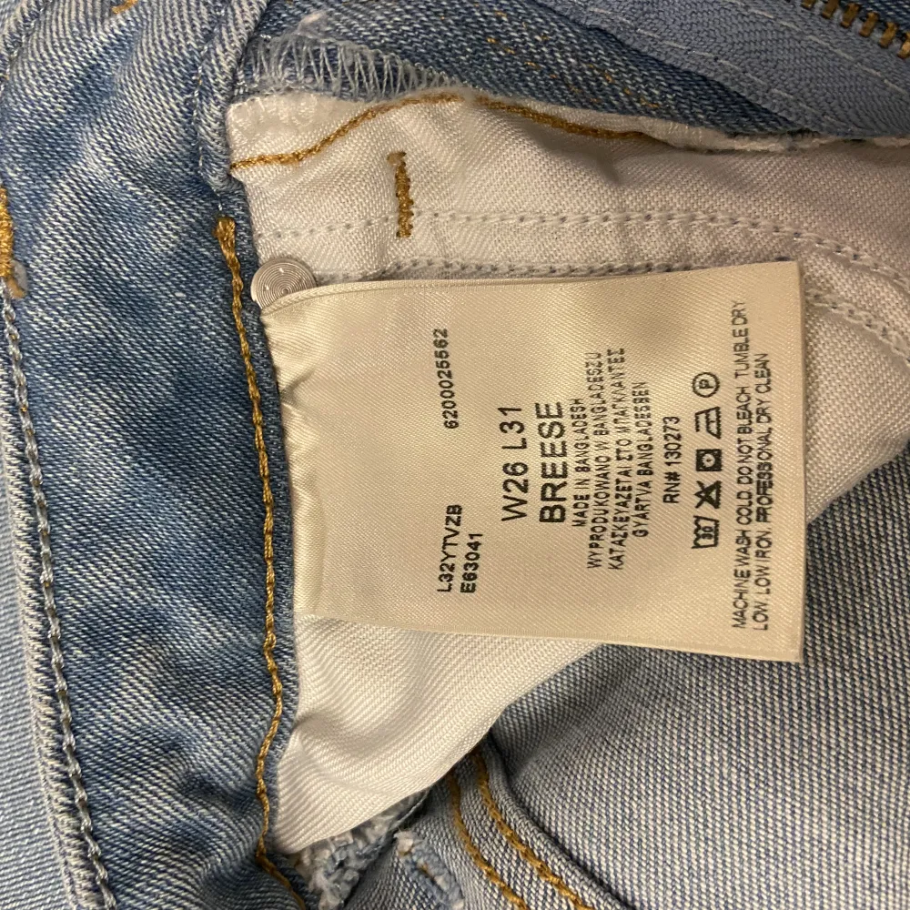 Ljusblå bootcut jeans jag köpte från Lee’s hemsida för ca ett år sedan men använt kanske två gånger. Storlek W26/L31 Kostar 1100kr nya Skriv om ni har frågor❣️. Jeans & Byxor.