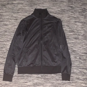 Emporio Armani tracksuit - Emporio Armani tracksuit Är mörk grön men syns inte för dåligt ljus.  Både byxor och tröja Bra skick på båda delar Storlek L 