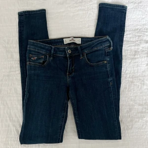 Lågmidjade jeans - Använda ett fåtal gånger men i mycket bra skick. Storlek 5L (25/26?). Midjemått 74 cm, grenhöjd 18 cm, innerbenslängd 82 cm. Jag är 173 cm för referens. Priset går inte att diskutera. Använd gärna KÖP NU om du vill köpa.