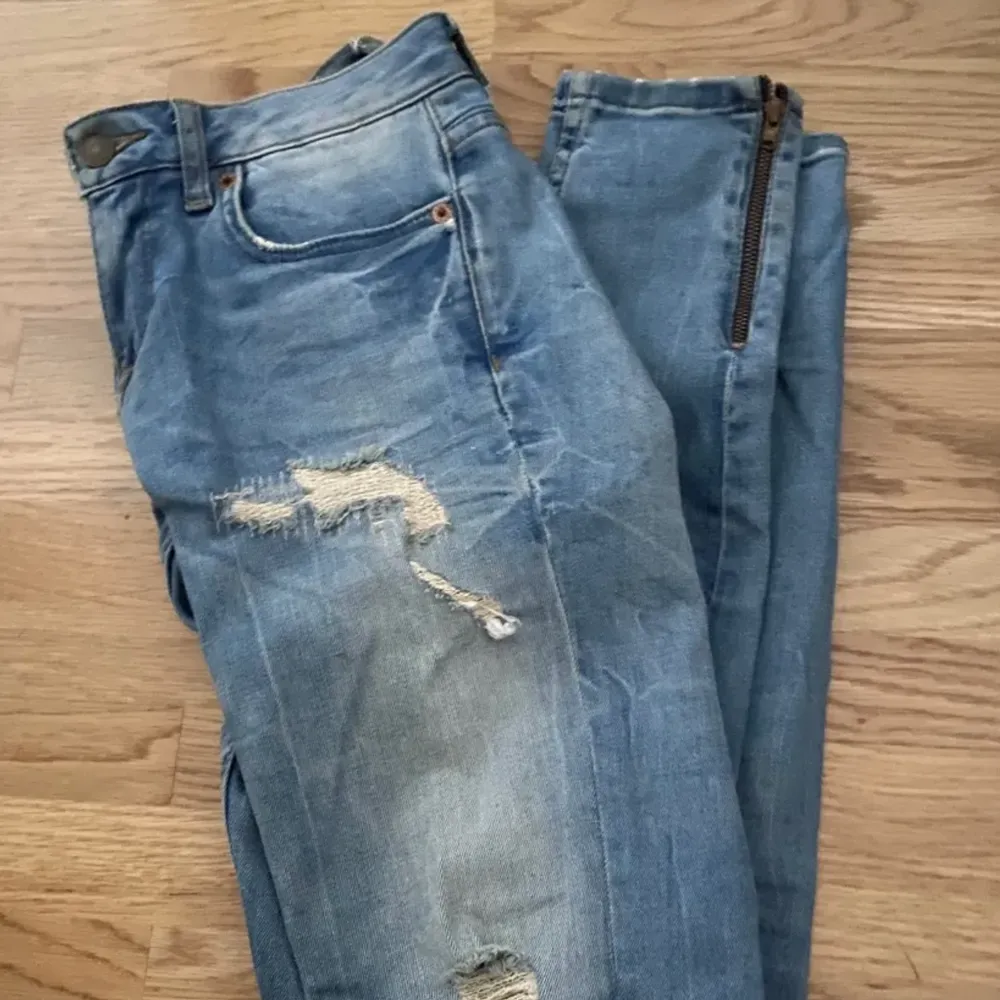 Fina jeans från gina tricot, vid benslutet finns dragkedja vilket är bekvämt när man ska ta av sig och på dem😉 storleken är W26/L32 . Jeans & Byxor.
