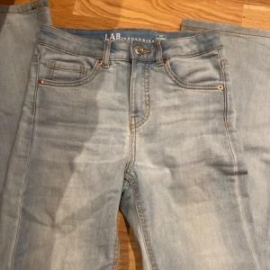 Mid Rise bootcut Jeans!  - Ett par jättesnygga jeans som är perfekta! Den går knappt upp till naveln vilket är jättesnyggt och går inte ner när man sitter ner! Säljs för dem är för små! Skriv för fler bilder 💗