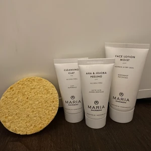 Hudvård  - Hudvård från Maria Åkerberg, bra sett att starta med då det ingår en cleanser, kräm och en ansiktsmask och även en cellulosa (den gula). Det är ca 50% kvar i alla.