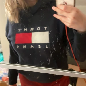 Marinblå Tommy hillfiger hoodie - Säljer denna marinblåa hoodien från Tommy hillfiger då de är storrensning. Köpt för 1200kr. Bra skick, pris kan diskuteras. Storlek 152 vilket är ungefär en S, men passar XS-M, jag är M som referens.