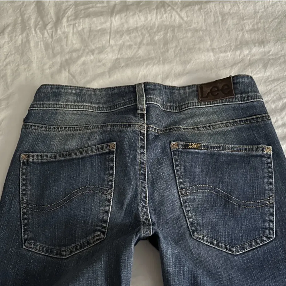 Så så snygga och simpla jeans från Lee! Köpta här på plick men passade tyvärr inte! Midja 38 cm tvärs över och innerbenslängd 78cm! (Lånade bilder)⚡️💓. Jeans & Byxor.