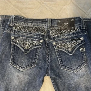 Miss me jeans - Säljer dessa miss me jeansen som tyvärr e för långa på mig. De är i straight modell och Low waisted 🤍 