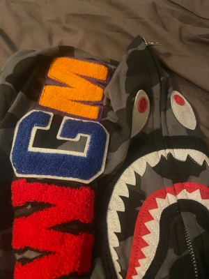 Bape - Tjena, säljer denna bape zip i storlek M, säljer eftersom den var för liten, aldrig andvänd så tags sitter kvar