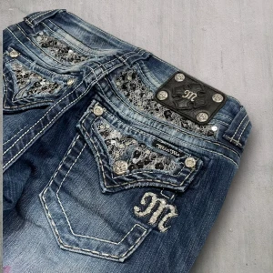 M176 lågmidjade bootcut missme jeans  - MissMe jeans i model Boot 💜 Tag 26W 💜Midja (rakt över) 32cm 💜 Innerben 72cm 💜 Ytterben 95cm 💜 Benöppning 22cm 💜 Rosa fläck och hål, kan lagas hos skräddare. 💜Våra mått blir W=25, L=28 💜 Men jämför alltid måtten💜M176