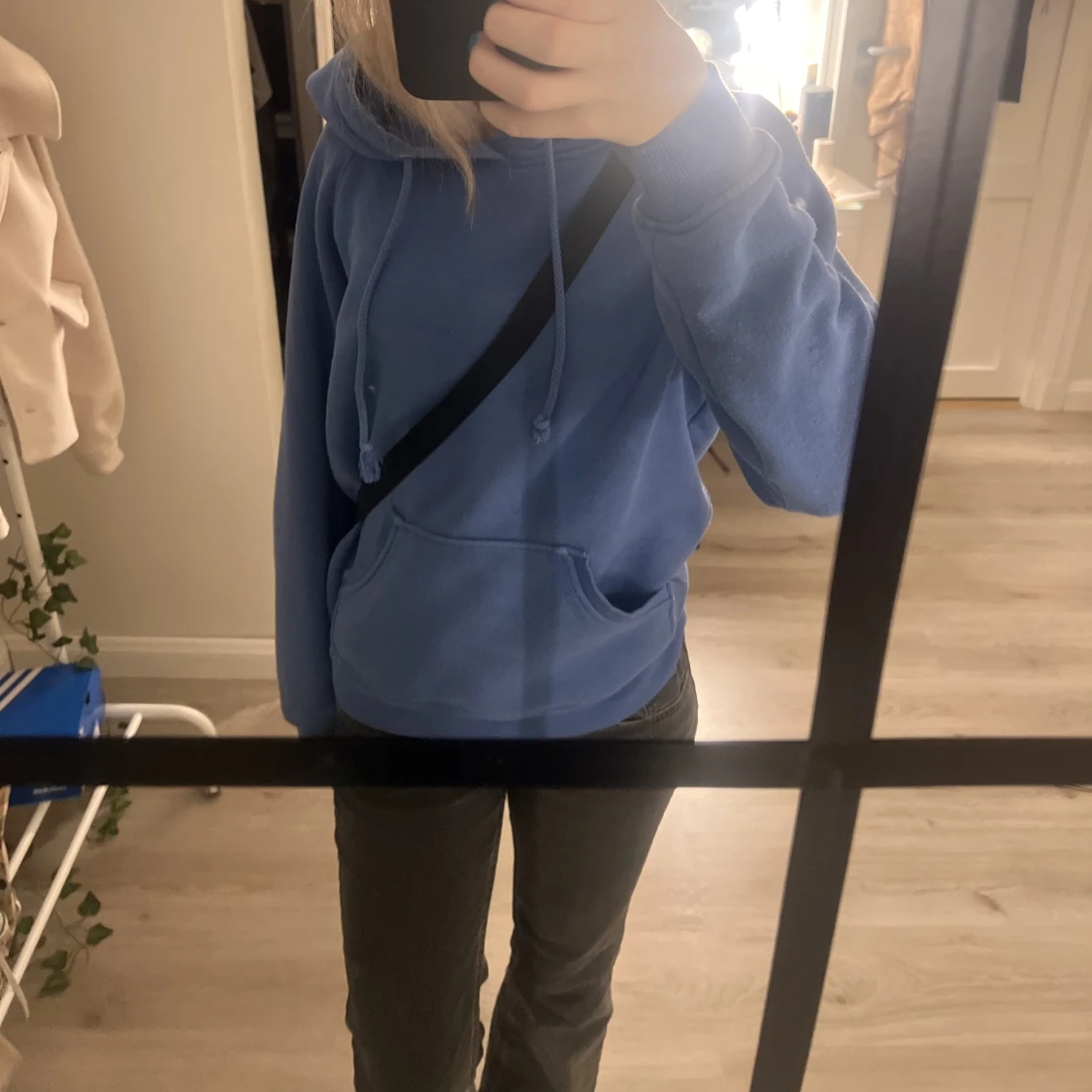 Blå hoodie