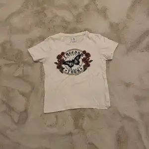 Säljer nu denna t-shirten i storlek 134/140 från Lindex. Säljer den för att den inte passar längre och den är inte använd många gånger.😄