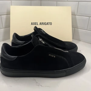 Axel Arigato zip - Ett par av dem extremt populära laceless zip som är i princip nya! ORGINAL BOX och BAG ingår! Skick 10/10 och dem finns ej att köpa längre! Priset är diskuterbart vid smidig affär😊