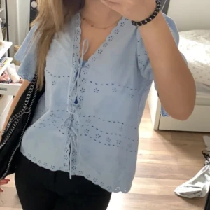 Blus - Säljer min blåa blus från Vera Moda som är i völdigt bra skick. Kommer ej till användning och är köpt nyligen!💕