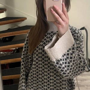 Stickad tröja med mönster - Stickad tröja från Lindex. Super mysig och varm. Storlek L  Ordinarie pris: 399kr Nypris: 250kr  Nytt skick.  Frakt ingår ej