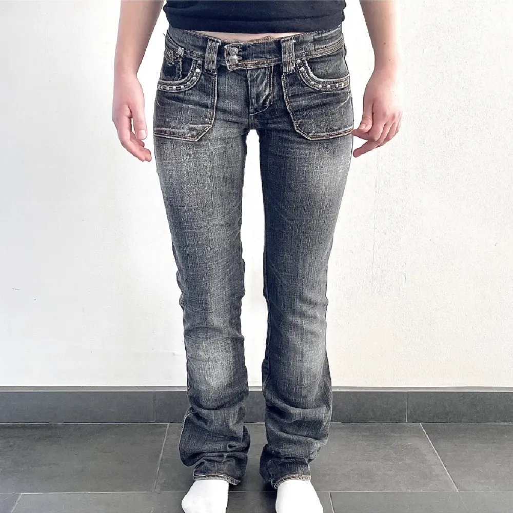 Lågmidjade gråa jeans från kaporal med coola snygga detaljer på fickorna både fram och bak🫶🏻 📏midja:79💞 innerben:87 Hör av er vid eventuella frågor<3. Jeans & Byxor.