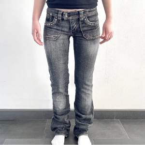 Lågmidjade gråa jeans från kaporal med coola snygga detaljer på fickorna både fram och bak🫶🏻 📏midja:79💞 innerben:87 Hör av er vid eventuella frågor<3