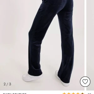 Juicy couture byxor - Säljer mina juicy som ja köpte nu i september. Använda bara hemma. Jätte fint skick. Köpta på Nelly. Ordinarie pris 1199kr 