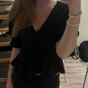 Svart topp - Gullig svart topp från bikbok.  Bra skick. Storlek L  Ordinarepris 399kr  Nypris 120kr 
