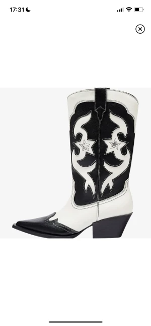 Boots - Säljer mina as snygga och sköna cowboy boots. Går upp till vaderna. Kan gå på festivaler med dom utan att få ont i fötterna. Kan även byta mot ett par svarta! Nypris:800kr