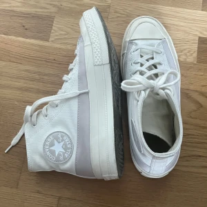 Converse high chuck taylors 70 - Vit/beigea converse high chuck taylors 70s skor Storlek: 37 Är använda så de har några repor på ovanframsidan av skon, annars så är tyget och sko snörena  fortfarande rena och inte missfärgade
