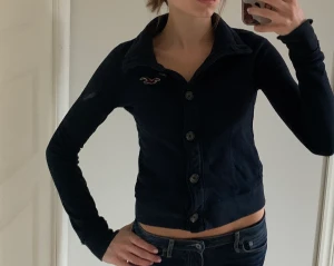 Hollister kofta - Säljer mina hollister kofta i super bra skick! Perfekt till vintern❄️😊💕