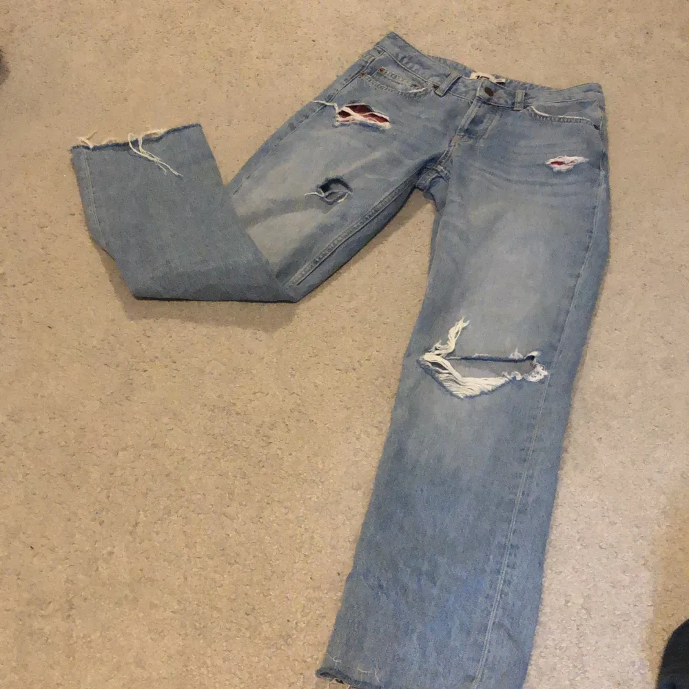 Säljer dessa lågmidjade jeans i storlek xs från lager 157. Jag skulle säga att de sitter som 34/36. Inte så använda, har klippt de där nere för de var lite för långa (och ett till litet hål)  annars i bra skick. Köpte för 600kr. ⭐️. Jeans & Byxor.