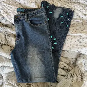 Unika jeans med coola detaljer på botten av benen. Lite trådar här och där men inget som inte går att klippa av. Står att de är i storlek M men skulle mer säga att de är som en S. Budgivning som gäller! Skriv om ni har fler frågor💗